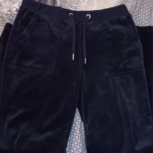 Blåa juicyconture byxor - Jag säljer mina marinblå juicycouture byxor använda max 2 gånger och är I fint skick💗HR inga håll eller andra skador😊