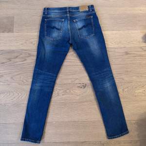 Väldigt fina nudie jeans. Jeansen är använda ca 2-3 gånger, som nya Bara att höra av sig vid minsta lilla fundering!  W32 L32 Modell: Tight terry