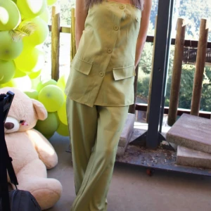 Olive jumpsuit - Använd bara en gång på min dotters födelsdag. Mycket bra material.