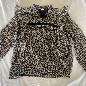 Jättefin leopard blus - Säljer min jättefina leopard blus från lindex då den är lite för kort i armarna❤️Jättefin och passar till nästan allt