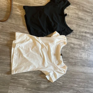 Shein vit- svart  - Färg svart- vit  T-shirt  Storlek xs  50kr  
