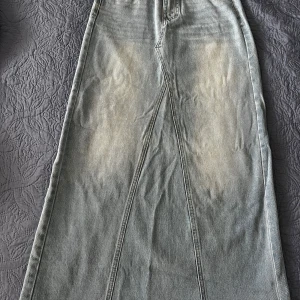 Jeans kjol  - Jeans kjol använt en gång bara och slutade använda den för tyckte längden passade inte mig är 170cm och den är exakt min längd men jag gillar alltid att min kläder ska vara större/ längre. Från shein storlek M. Ny pris 250kr