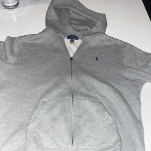 Polo Ralph lauren zip kofta/hoodie - Säljer denna Ralph lauren koftan med luva då jag har växt ur den. Den är i bra skick inga fläckar eller några andra problem.