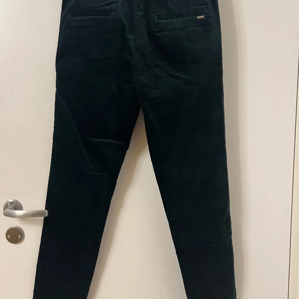 Nya byxor av velvett från Esprit  Strl 36 ordinarie pris 800 kr . Jeans & Byxor.