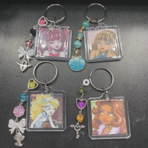 Monster High nyckelringar - 100% handgjorda av mig! Tryck ej på köp nu direkt, utan säg till så att jag kan göra ett nytt inlägg för den som du är intresserad i. !35 styck! Swish betalningar går också bra!! 