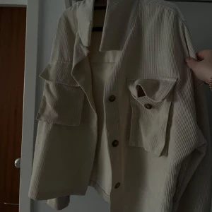 Jacka  - En tunn och fin jacka nu inför höst och vår.  Superfin, väldigt stor i storleken så gillar man overzised så är denna perfekt.