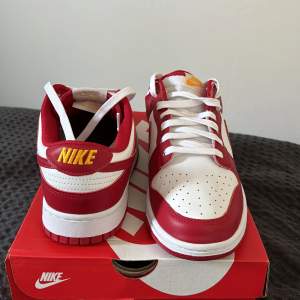 Nike Dunk Low USC, Nyskick aldrig använda, enbart prövade. Säljes då de aldrig kom till använding. Köpta för 2100, Låda samt Creaseskydd medkommer. Pris kan diskuteras.