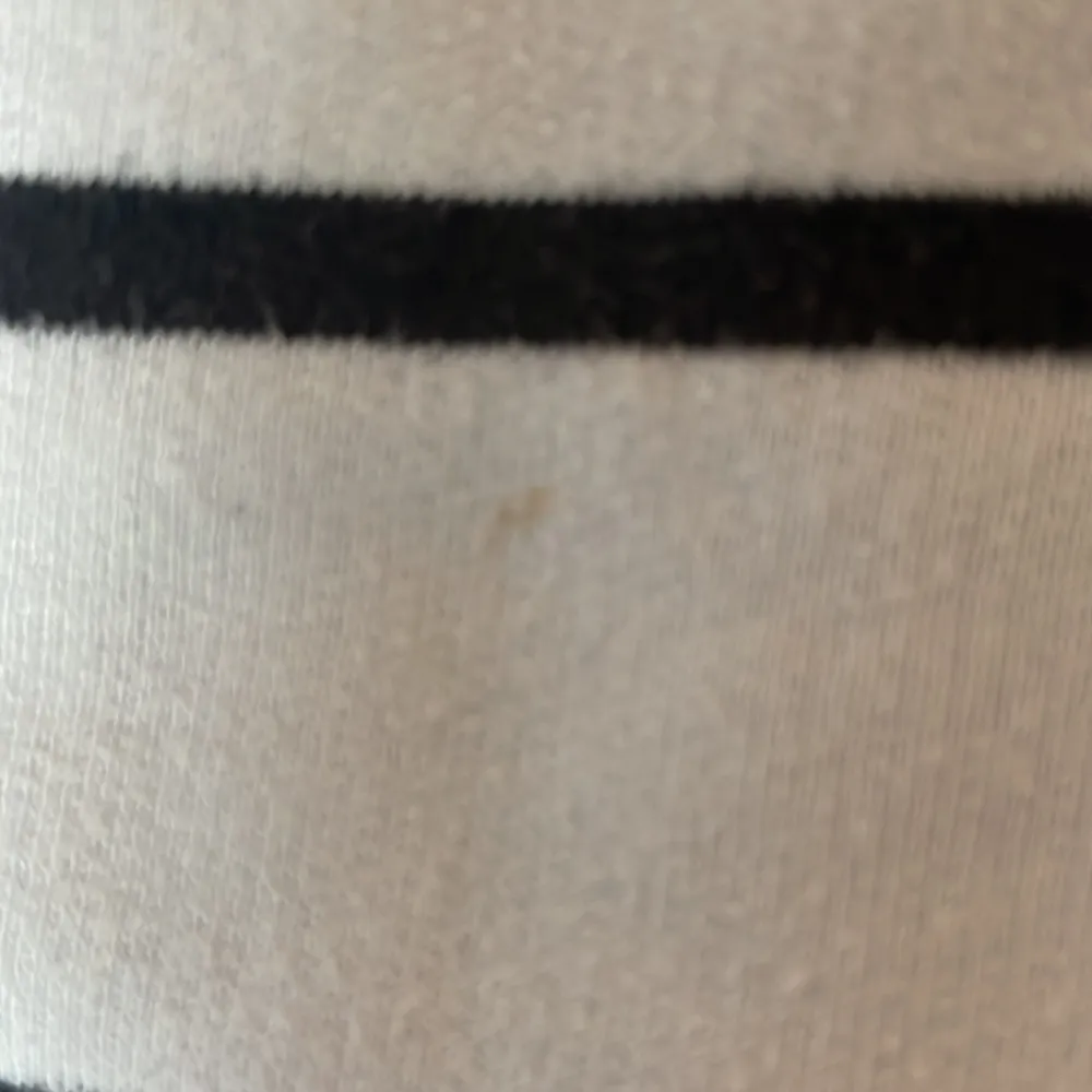 Jätte fin vit svart randig tröja, säljer eftersom den blivit för liten❤️liten fläck men går att tvätta bort, pytte lite nopprig men man tänker inte på det. Köpt för 180kr säljer för 50kr. Frakt kan diskuteras. Neuletakit & Villapaidat.