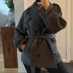 Meotine kappa - Säljer denna sjukt snygga kappa från Meotine. Nypris 4000kr. 