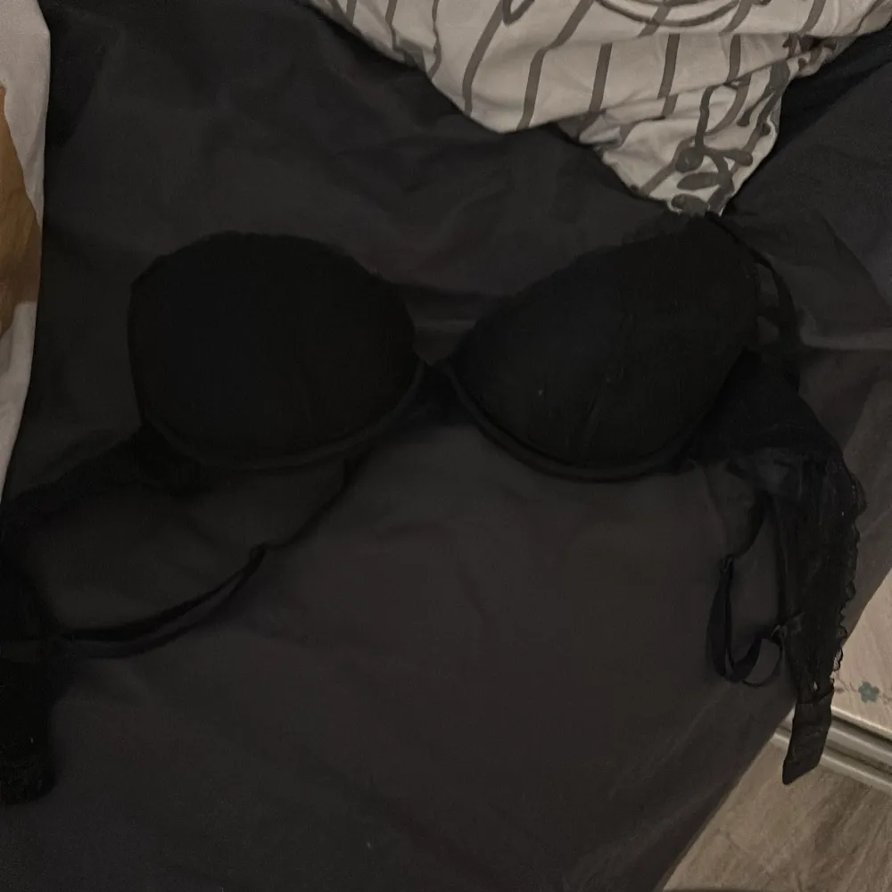 En mycket fin bh med lite push up från H&M i mycket bra skick. Skriv om du har fler frågor. . Övrigt.