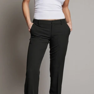 Lågmidjade kostymbyxor Bikbok  - Säljer dessa populära lågmidjade kostymbyxor från bikbok!🌟aldrig använda då dom va för stora för mig💞 skriv för egna bilder eller frågor💫