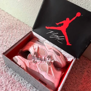 Jordan 4s ’White Oreo’ - Skorna är okej dom är lite skrynkliga på framsidan på vänster foten men annars är dom okej. Har inte prislapp
