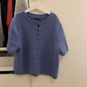 Kofta - Mycket fin blå stickad kofta från Massimo Dutti, mycket bra skick!