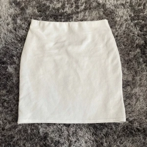 Vit kjol - Säljer en vit kjol ifrån boohoo. Det är i storleken s. Den sitter tight, perfekt för lite finare tillfällen men även till vardags. Kolla gärna in mina andra varor för att spara pengar och fraktkostnad.😊