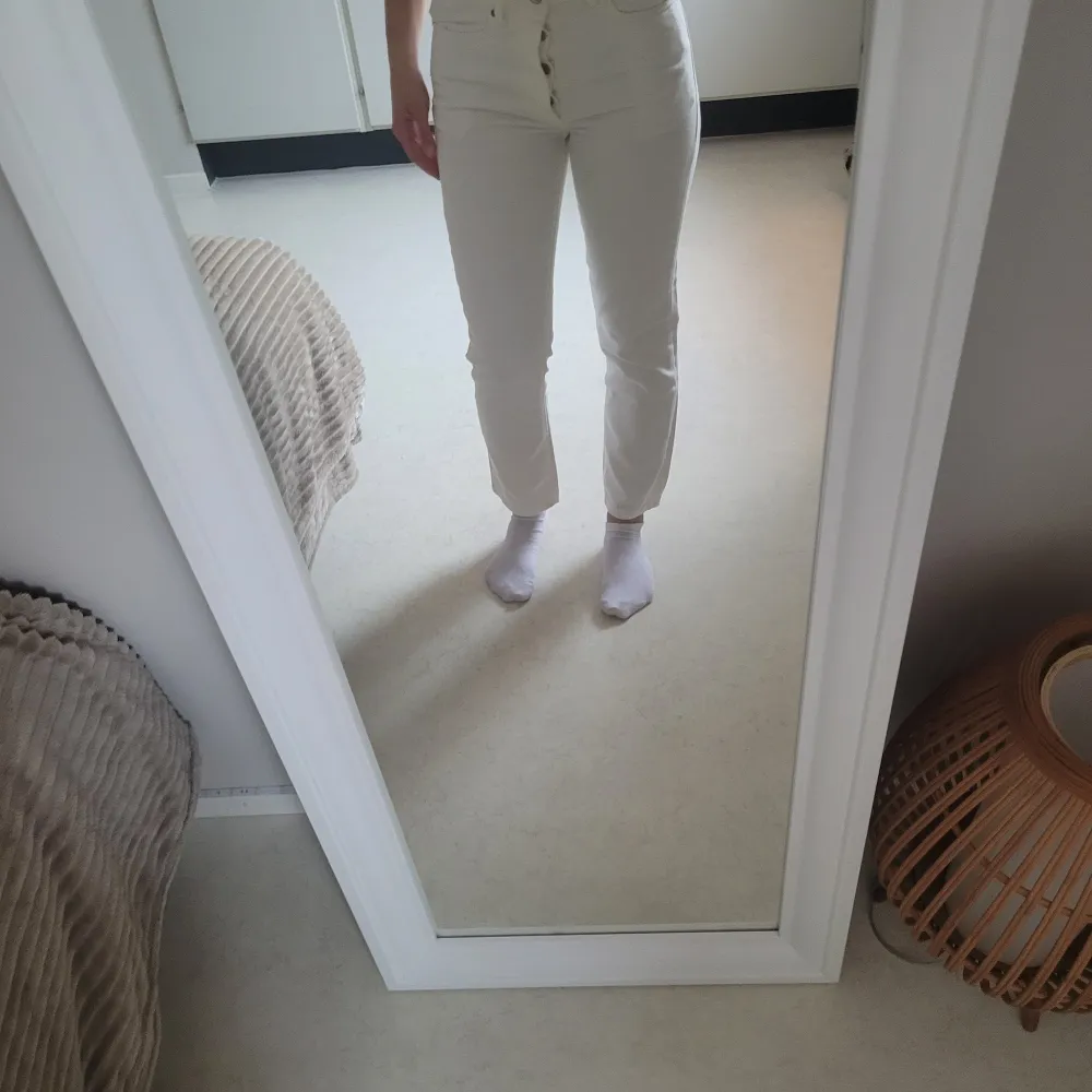 Vita jeans från märket never denim. Endast använda en gång så de har inga fläckar eller annat slitage. Det säljs pga att de är för korta i benen på mig som är ca 167cm. . Farkut & Housut.