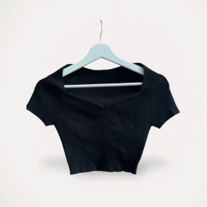 Svart topp - Cropped svart topp, avklippt lapp därav märke okänt