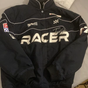 Racer jacka - Väldigt skön att ha på och väldigt varm, bra för vintern eller hösten