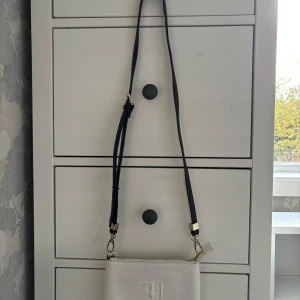 Trussardi Jeans väska - Snygg Trussardi Jeans väska. Kommer tyvärr inte till användning. Skriv för fler bilder. 