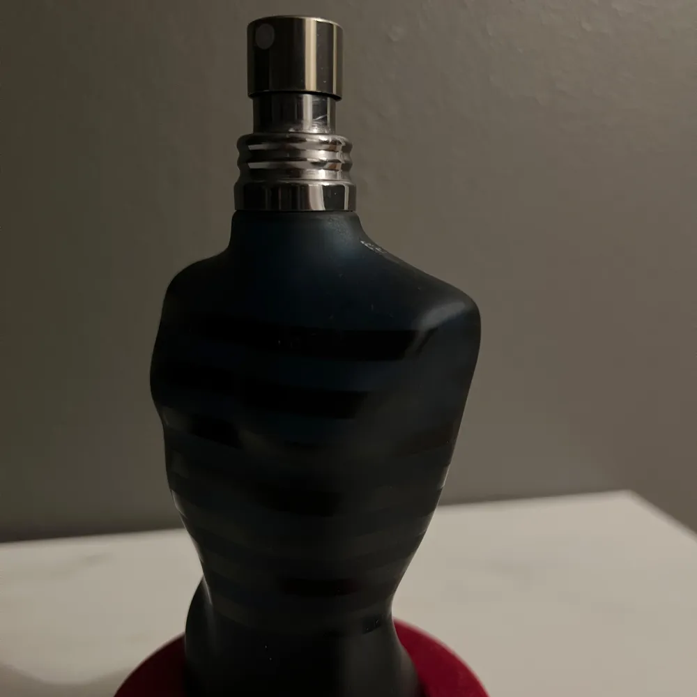 Tja! säljer denna Jean Paul Gaultier Ultra male ursprungligen 75ml men i detta exemplar finns det ungefär 55ml kvar, nypris på denna ligger på runt 1200kr mitt pris 529kr.. Skönhet.