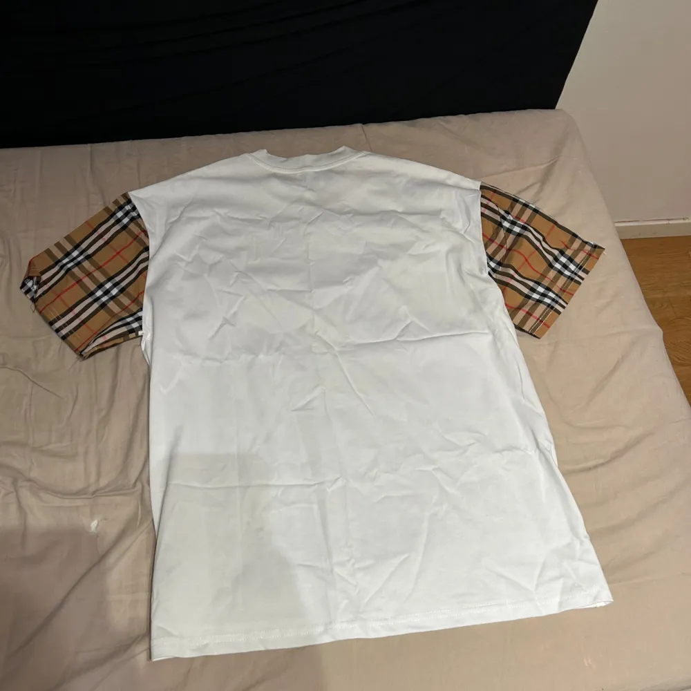 En helt oanvänd Burberry tshirt till salu. Den är fräsch utan några hål eller sömfel. Hör av er vid intresse eller frågor. Tänk på att den är oanvänd.. T-shirts.