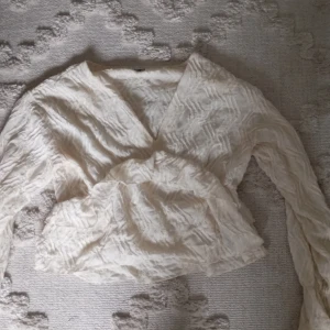 Supersöt blus - Jätte fin blus,den har inga defekter och är i superfint skick.               den är i blandning av vit och beige men skulle säga att den är mer åt beigea hållet .lappen med storleken är borta men kommer ihåg att det är XL. nypris är 400 men säljer för 280 då den använts lite,pris kan även diskuteras 🥰