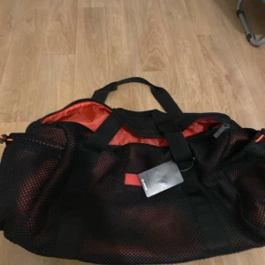 Soc gymväska  - Helt ny, med prislapp på