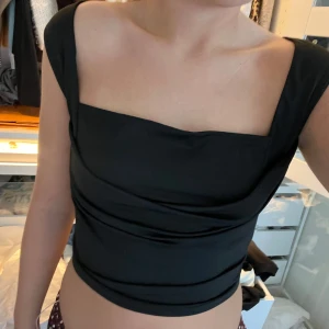 Super söta toppar - Säljer båda dessa toppar (blått och svart). Om ni är intresserade av endast en, kontakta mig och vid båda tryck på köp direkt. Priset för en är 100 kr