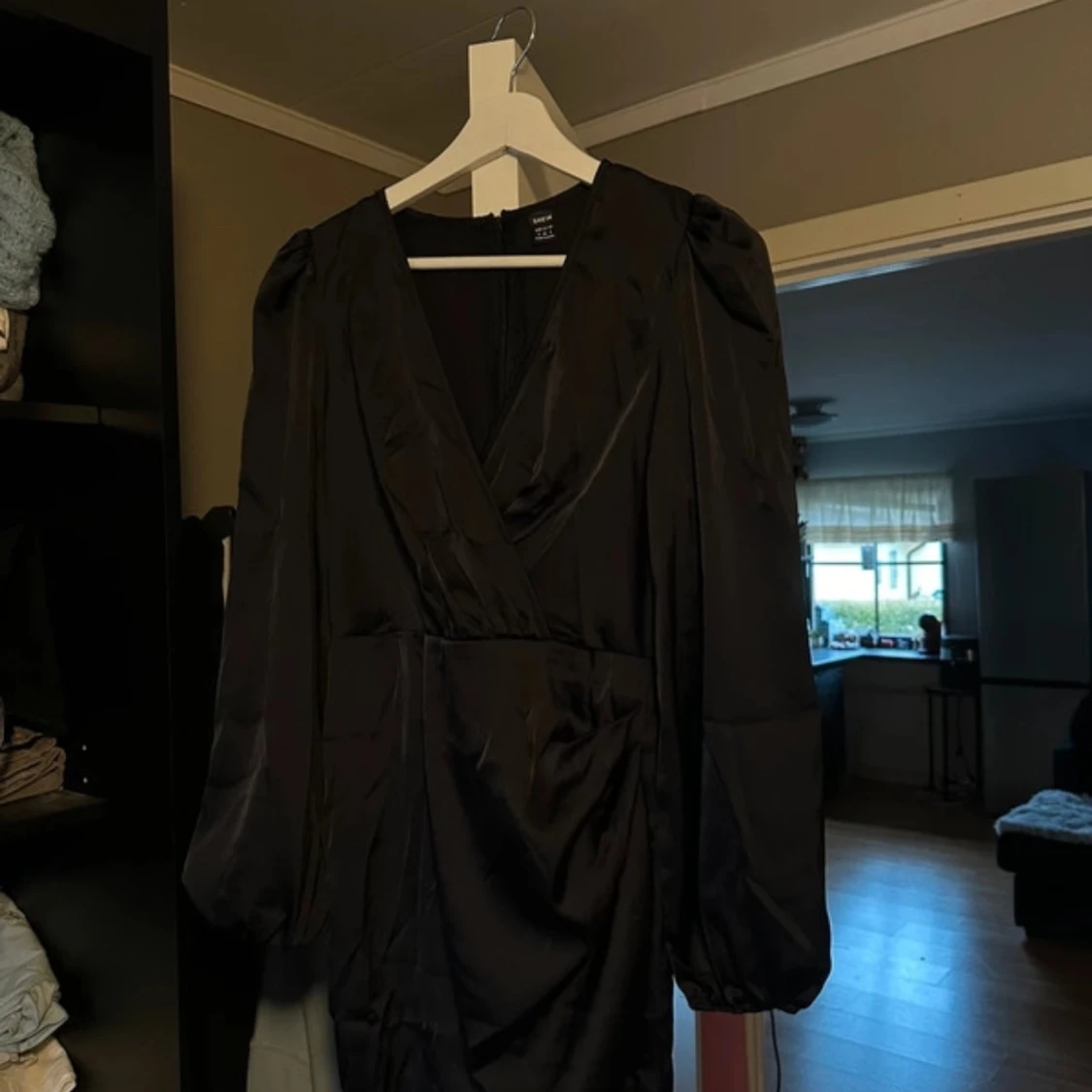 Svart satin omlottklänning  - 90