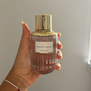 Estee lauder Radiant Mirage Eau de Parfum - 100 mkt flaska saknas ca 5 ml Ordpris 2070 kr mitt pris 800 kr 