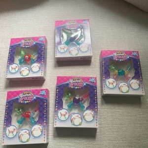Animal Bracelet i olika färger 5st 100kr - Säljer dessa supercoola Animal Bracelets som kan förvandlas till olika djur! De kommer i flera färgglada varianter och är perfekta för att liva upp vilken outfit som helst. Perfekt present till någon som älskar smycken och djur. Kommer i originalförpackning.