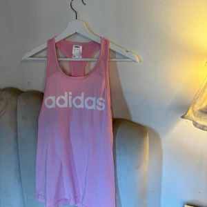 Rosa träningslinne från Adidas 🩷 - Oanvänt träningslinne från Adidas🩷