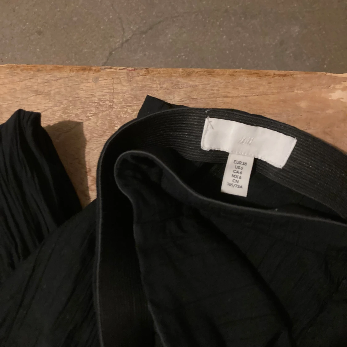 Långa svarta skrynkliga byxor - 92