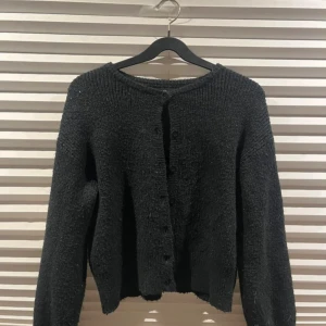 Glittrig kofta  - Säljer min Såå fina kofta ifrån bikbok! 💓💓💓den har mer glitter i verkligheten skulle jag säga men svårt att få med på bild! Men glittret är väldigt neutralt så inga stora glitter