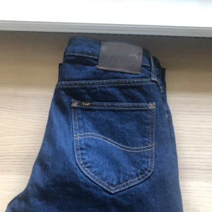 Blå Lee Jeans Storklek 28/32 Herr - Nästan helt nya Blå Lee Jeans, har används 1 gång. Ordinarie pris på dom var 1200 kronor