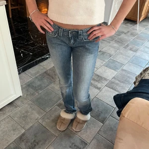 Lågmidjade jeans - Jätte snygga jeans som är raka men inte skinny!!! Måtten finns i de sista tre bilderna men kom privat om ni undrar något😊 storleken är 26/34 men sitter som en xs!