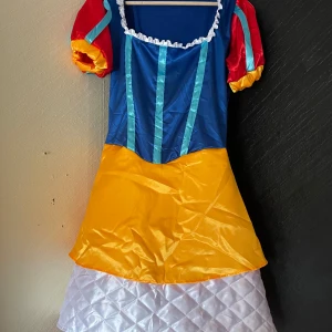 Snövit maskerad/ halloween kostym!  - Helt oanvänd endast provad en gång!  Buttericks 