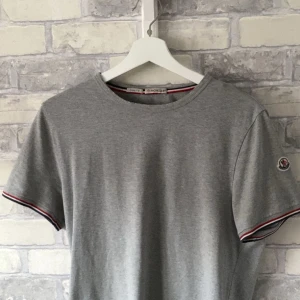 T-shirt  - Säljer en snygg och simpel moncler T-shirt till ett bra pris, köpt av en vän som köpte på NK, kvitto eller påse finns ej därför ett billigare pris 💯