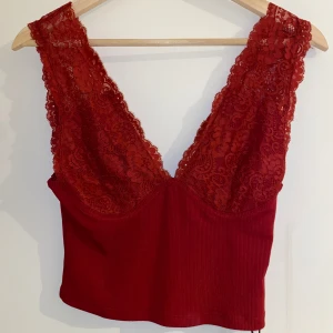 Rött linne - Snyggt vinrött linne, inte genomskinligt. Endast testat. Tveka inte att skriva vid fler frågor eller bilder! 🤍