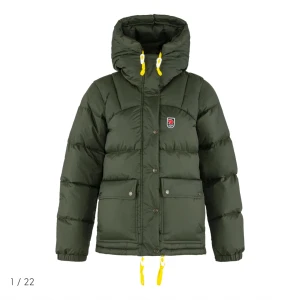 Fjällräven jacka - Grön fjällräven jacka! Så så fin men vill köpa en svart och därför säljer jag. Mycket sparsamt använd så inga defekter eller så! Nypris 7000kr. Först till kvarn. Strl S men passar även större & mindre🩷 perfekta jackan till vintern