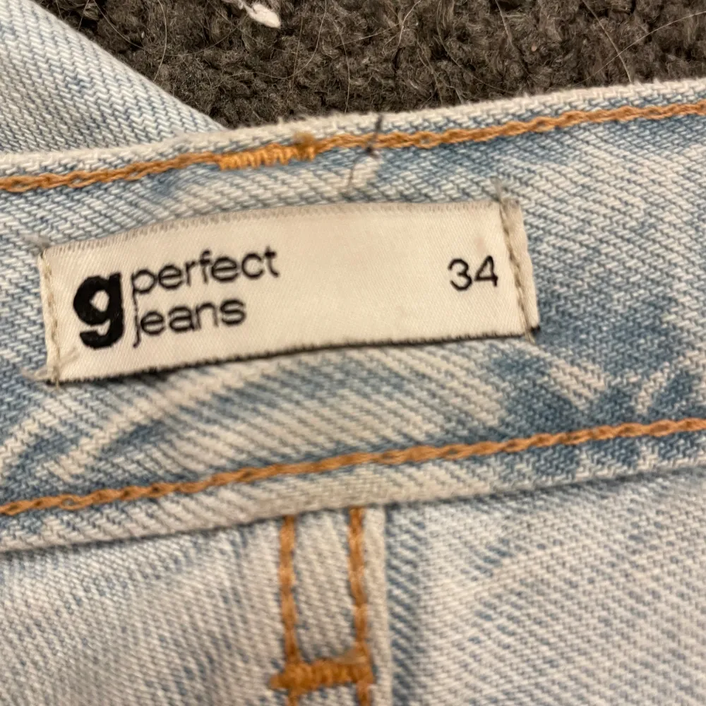 Jätte fina och sköna jeans, använda ganska mycket dock men fortfarande bra kvalite:). Jeans & Byxor.