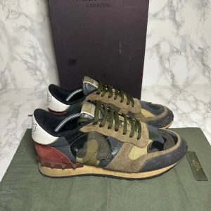 Valentino rockrunner - Ett par valentino rockrunner i storlek 40 passar 41 de är i nyskick och oanvända !SKORNA OCH DUSTBAG INGÅR! Fråga om det minsta och priset går att sänka🙌