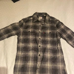 Levi’s Overshirt - Varm overshirt perfekt för hösten. Storlek s och passar s. Den har inga defekter eller något slitage utan är i bra skick