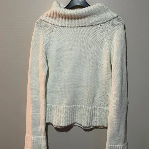 Stickad tröja  - Det är en väldig fin stickad tröja i storlek S ifrån märket ONLY. Tröjan är i använt skick och den är varm och skön att ha på sig.