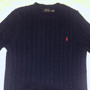 Polo tröja -  Väldigt snygg polotröja har inte använt den länge priset kan diakuteras och är öppen för byten 