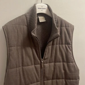 Gran sasso vest -  Säljer väldigt fin väst i fint skick inga skador eller liknande storlek 52 vilket motsvarar L original grejer som som galgen följer med