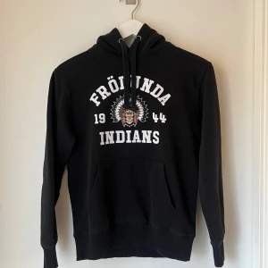 Frölunda Hoodie - Svart Frölunda hoodie som inte passar mig längre. Den är mycket sparsamt använd. Passar dem som är runt 13 års åldern. 43 cm bred i axeln och 55 cm lång från nacken till botten. Storlek 158/164. Tveka inte att ställa frågor! 