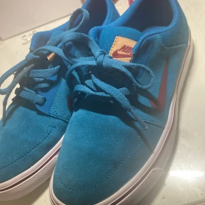 Bra Nike portmore skor ! - Skorna är i storlek 36 och dom är bara använda 2 gånger men skicket är som nytt!