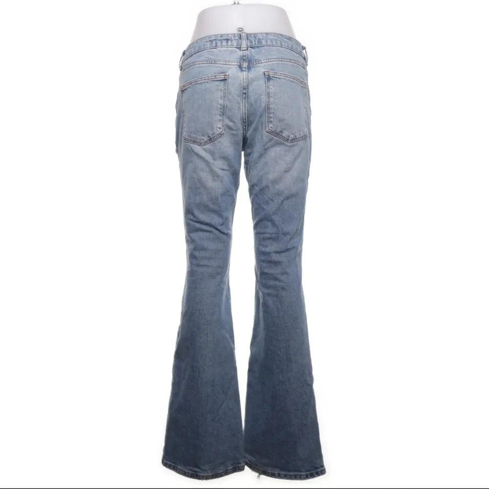 Jättefina low/midwaist jeans som tyvärr är små för mig. Står att de är i storlek 38 men de är små i storleken så skulle säga att de passar en s. Skriv om ni har några frågor❤️. Jeans & Byxor.