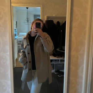 Beige kappa - Beige kappa från zara som kan bäras knuten eller öppen, perfekt varm inför hösten och är i nyskick !🤎