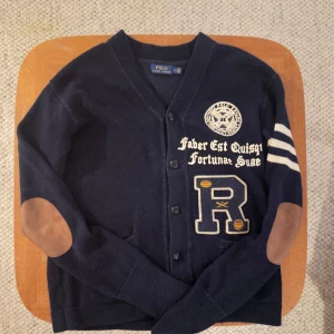 Ralph Lauren kofta - Marinblå Ralph Lauren kofta i väldigt fint skick 